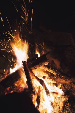 Ahşap brighly yakma fırını içinde ateş. Yakacak odun yanık kırsal fırında. Yakacak odun yanan şömine portre. Yangın ve alevler. Yanan ateş ahşap şömine yakın çekim