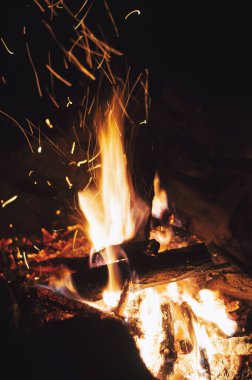 Ahşap brighly yakma fırını içinde ateş. Yakacak odun yanık kırsal fırında. Yakacak odun yanan şömine portre. Yangın ve alevler. Yanan ateş ahşap şömine yakın çekim