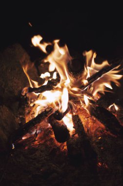 Ahşap brighly yakma fırını içinde ateş. Yakacak odun yanık kırsal fırında. Yakacak odun yanan şömine portre. Yangın ve alevler. Yanan ateş ahşap şömine yakın çekim