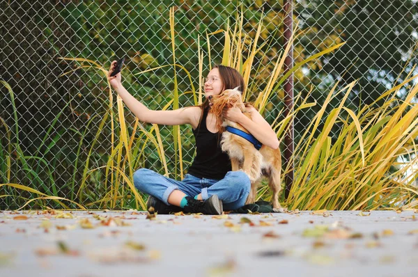 Menina Com Seu Cão Inglês Cocker Spaniel Sentado Banco Perto — Fotografia de Stock