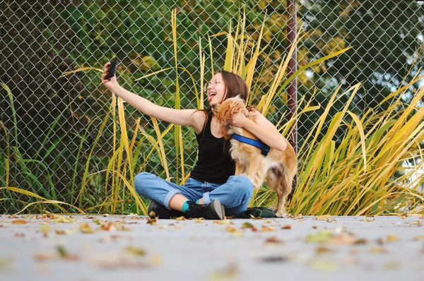 Menina Com Seu Cão Inglês Cocker Spaniel Sentado Banco Perto — Fotografia de Stock