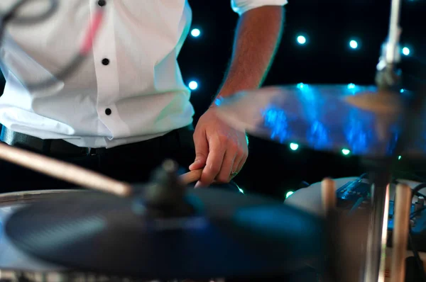 ステージ上のコンサートでドラムセットを演奏する 音楽番組 クラブの明るいシーン照明 手にドラムスティック — ストック写真