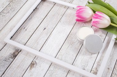 Yünlü arka planda biraz lale ve yüz kremi olan spa aksesuarları