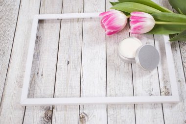 Yünlü arka planda biraz lale ve yüz kremi olan spa aksesuarları