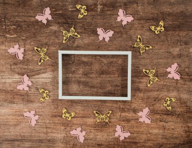 Lalelerle bahar arkaplanı, ahşap arkaplanda çerçeve