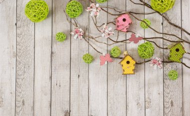 Ahşap arka planda bahar süslemeleri. Bazı dallar, kelebekler ve daha fazlası.