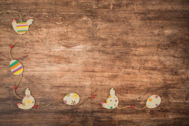 Ahşap arka planda bahar süslemeleri. Bazı dallar, kelebekler ve daha fazlası.