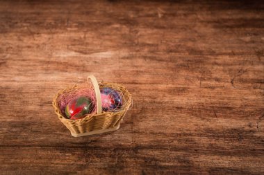 Sepette paskalya yumurtası. Paskalya süsü. Ahşap arka planda