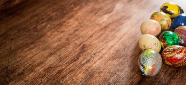 Tahta arka planda bir grupta birkaç Paskalya yumurtası.. 