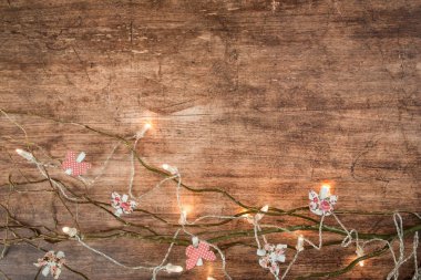 Ahşap arka planda bahar süslemeleri. Bazı dallar, kelebekler ve daha fazlası.