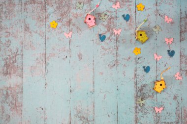 Ahşap arka planda bahar süslemeleri. Bazı dallar, kelebekler ve daha fazlası.