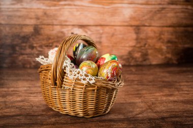 Sepette paskalya yumurtası. Paskalya süsü. Ahşap arka planda