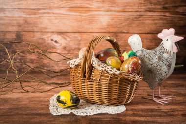 Sepette paskalya yumurtası. Paskalya süsü. Ahşap arka planda