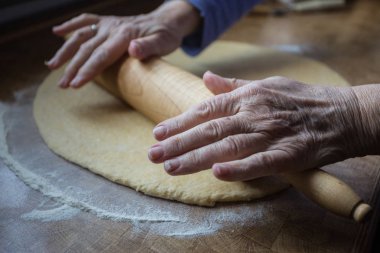 Eski çalışan ellerle ev yapımı hamur yapmak.