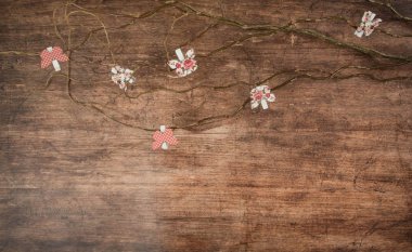 Ahşap arka planda bahar süslemeleri. Bazı dallar, kelebekler ve daha fazlası.