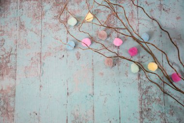 Ahşap arka planda bahar süslemeleri. Bazı dallar, kelebekler ve daha fazlası.