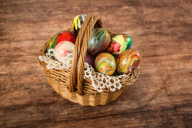 Sepette paskalya yumurtası. Paskalya süsü. Ahşap arka planda
