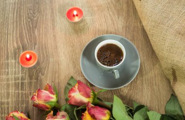 Çiçek buketinin yanında taze İtalyan tarzı kahve.