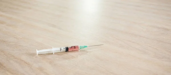 ワクチンや薬で新しい流行のウイルスコロナと戦う — ストック写真