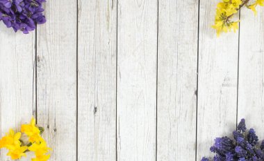 İlk bahar çiçeklerinden biri ahşap arka planda, bukete yerleştirilmiş.