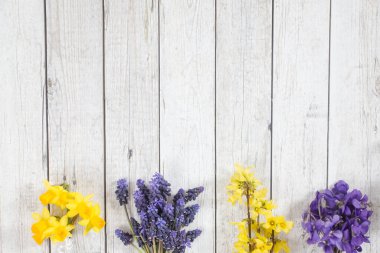 İlk bahar çiçeklerinden biri ahşap arka planda, bukete yerleştirilmiş.