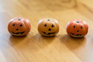 Yapay kabaklı Cadılar Bayramı balkabağı süslemesi