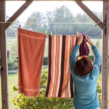 Çamaşır havluları dışarıda ağırdır ve bir iple kurulanır.