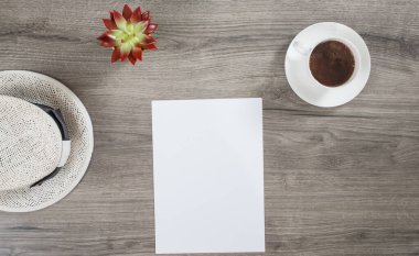 Kahve içerken yaz için sabah planları yapıyor.