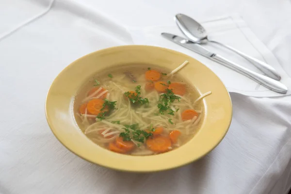Еда Дома Приготовленный Суп Морковью Лапшой — стоковое фото