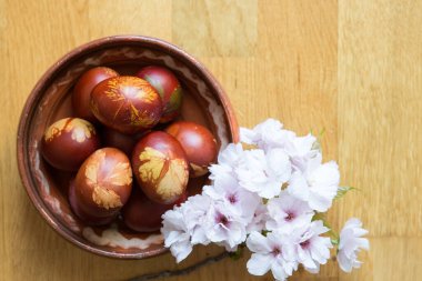 Arka planda geleneksel Slovenya boyalı yumurtaları