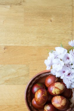 Arka planda geleneksel Slovenya boyalı yumurtaları