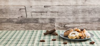 Yünlü masada ahşap arka planda ev yapımı kurabiyelerle şenlik zamanı.