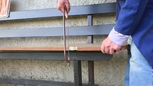 Mains Homme Âgé Travaillant Planche Découper Avec Scie Main Bois — Video