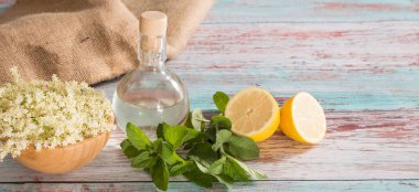 Ev yapımı Elderberry şurubu için hazırlık. Ev yapımı şeker ve limon. Ahşap arka planda.