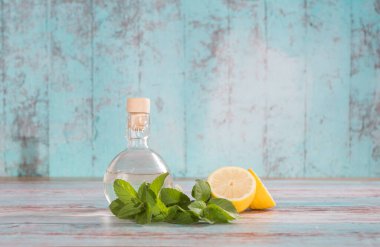 Ev yapımı Elderberry şurubu için hazırlık. Ev yapımı şeker ve limon. Ahşap arka planda.