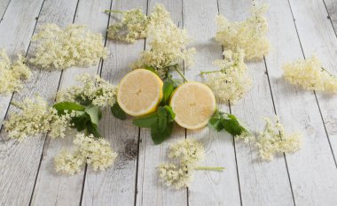 Ev yapımı Elderberry şurubu için hazırlık. Ev yapımı şeker ve limon. Ahşap arka planda.