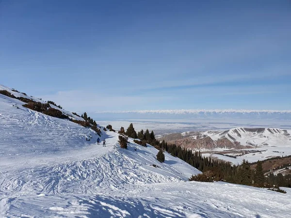 イシク カル地域 カラコル キルギスタンのカラコルスキーリゾート 冬の山の景色 アクティブなスポーツ — ストック写真