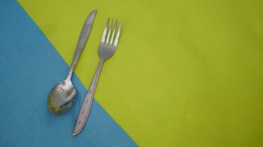 Tabakların, kaşıkların ve çatalların beyaz arkaplan, kopyalama alanı ve seçici odak noktalarında görülen bir çatal takımı
