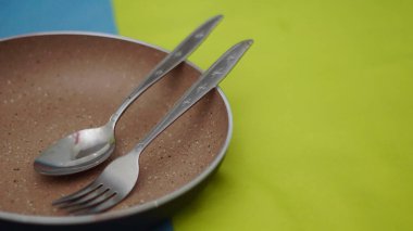 Tabakların, kaşıkların ve çatalların beyaz arkaplan, kopyalama alanı ve seçici odak noktalarında görülen bir çatal takımı