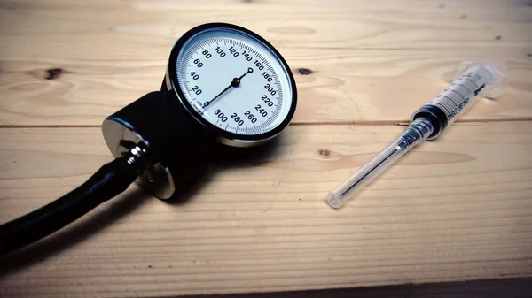 Medical Equipment Seen Image Syringe Syringe Stethoscope Black White Background — Stock Photo, Image