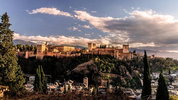 La Alhambra desde el mirador de San Nicols, Granada, Espaa.