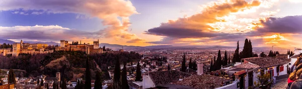 Granada ve şehir gün batımında panoramik, Granada, İspanya ..