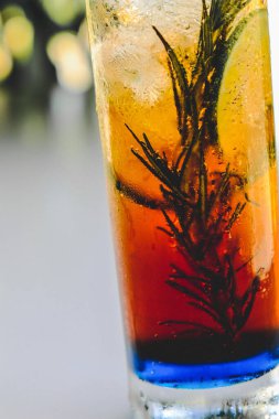 Biberiyeli Long Island kokteyli.