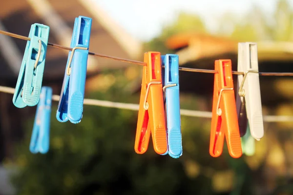 Açık havada ipte renkli mandallar..