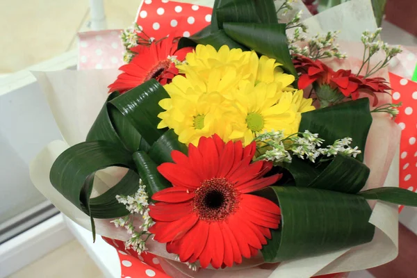 Tatil buketi. Güzel kırmızı ve sarı çiçekler.