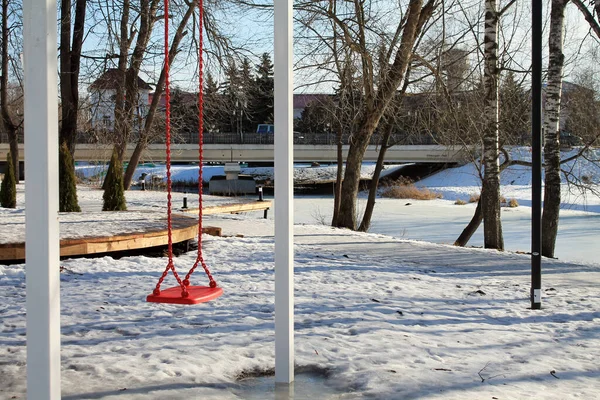 Kışın bir şehir sokağında sallanmak.