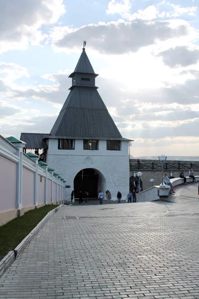 Rusya 'nın Tataristan, Kazan kentindeki Beyaz Kule ve Kremlin duvarı.