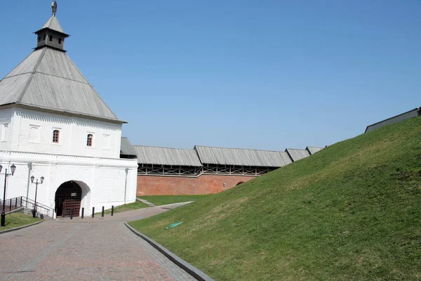 Rusya 'nın Tataristan, Kazan kentindeki Beyaz Kule ve Kremlin duvarı.