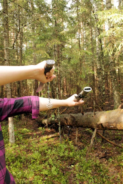 Katan kılıcı ve kılıç bir kızın ellerinde..