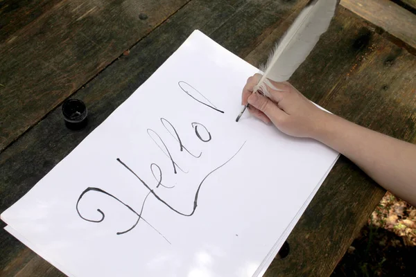 Elinde kalem olan bir kız kağıda 